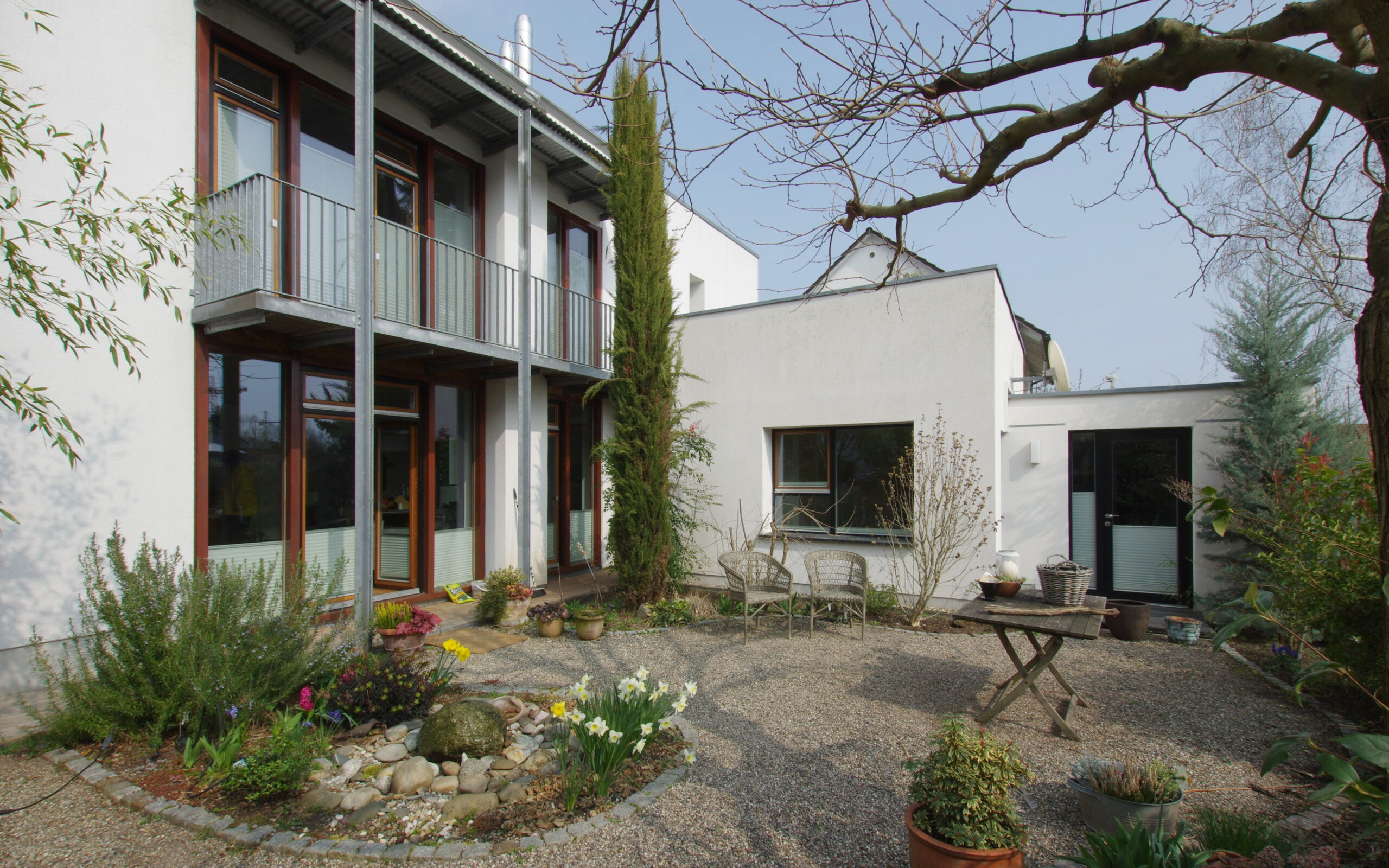 Mehr über den Artikel erfahren Wohnhaus im Garten